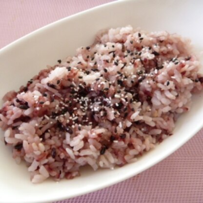こんにちわ♪
古代米の黒米が、もちもちしてとても美味しかったです(^_^)
ゴマ塩のトッピングもいいですね☆言われなければ赤飯と変わらない味ですね♪ごちそう様♥